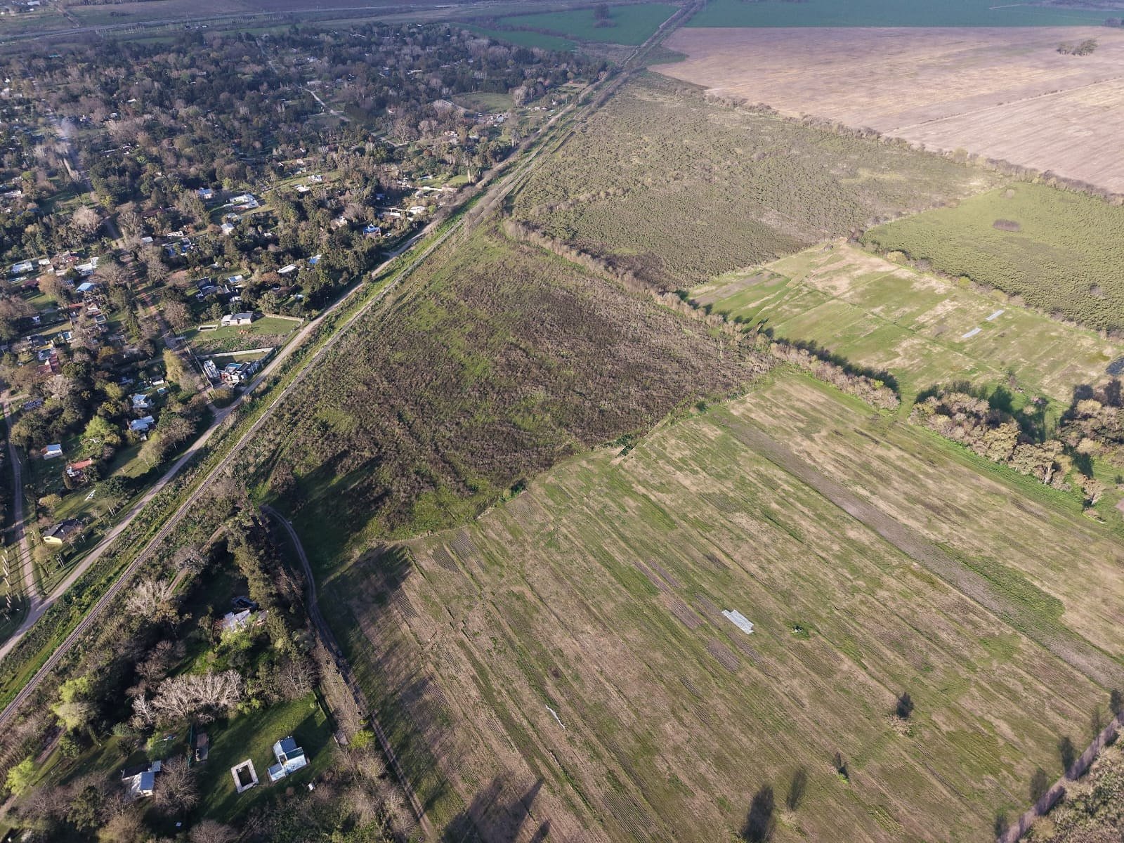 Vista aérea del predio junto a las vías del Belgrano Sur